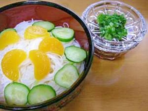 素麺にきゅうりとみかんを散らそう